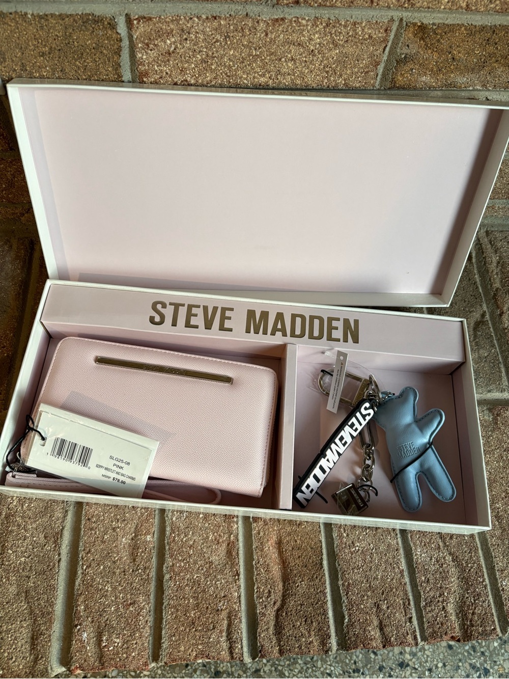 NWT & BOXED STEVE MADDEN BZIPPY
WRISTLET AND BAG CHRAMS
KEYRING